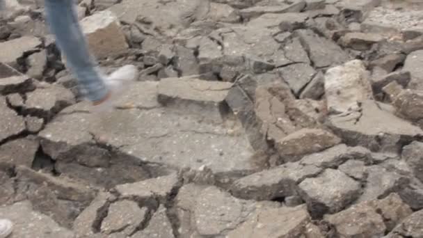 Mädchen springt in der Natur auf Felsen — Stockvideo