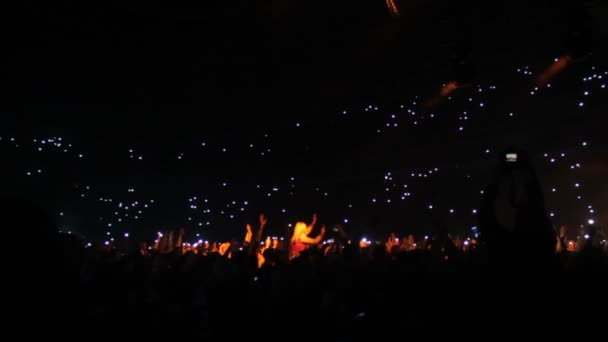 La gente en el concierto en la sala brilla con luces — Vídeo de stock