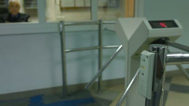 Erkekler ofiste plastik kart elektronik turnike geçmek