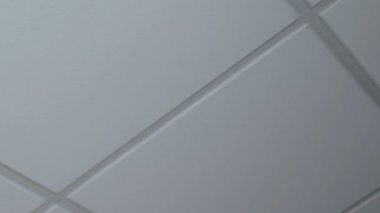 CCTV güvenlik kamerası beyaz tavan altında duvarda yer alır