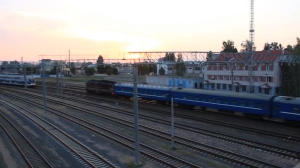 Deux trains de voyageurs circulent l'un vers l'autre, la vue de dessus — Video