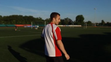 Futbol oyuncusu olduğunu gösteren bir gibi yaşasın vererek