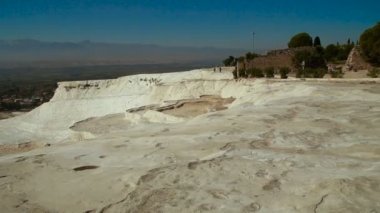 Traverten teraslarda Pamukkale, panoramik manzaralı