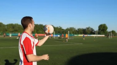 Oyuncu karşı futbol topu onun parmağına