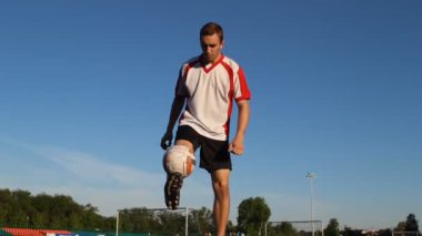 Futbolcu ayaklarıyla topu futbol antrenmanında başladı.