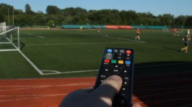 üzerinde futbol oynamak futbol sahası arka planı televizyon uzaktan kumandadan erkek yardım