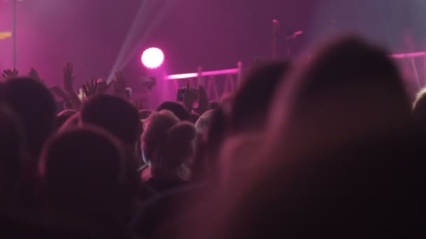 Un homme chante lors d'un concert, les gens agitent leurs mains et tirent au téléphone — Video