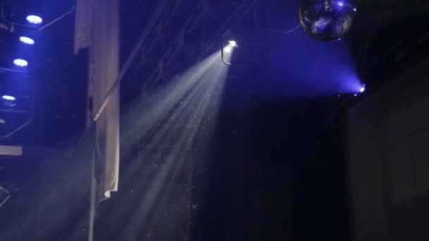 Mooie verlichting spotlight op de muziekscène, concert — Stockvideo