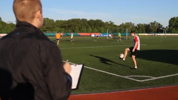 Manager ellenőrzi egy futballista, lejátszó vásárlás — Stock videók