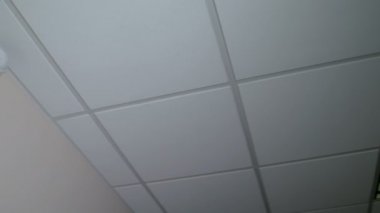 CCTV güvenlik kamerası beyaz tavan altında duvarda yer alır