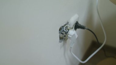 Kablonun kırık bir elektrik prizine takılı olduğundan