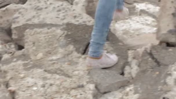 Κορίτσι άλμα σε βράχους στη φύση — Αρχείο Βίντεο