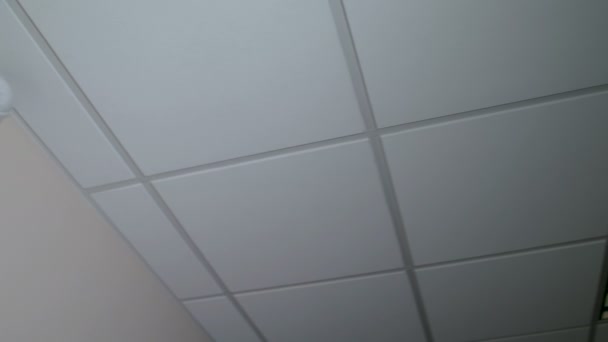 CCTV se nachází na zdi pod stropem, bílé kulaté kamery — Stock video