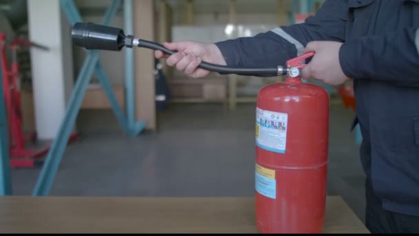 De instructeur laat zien hoe met de brandblusser — Stockvideo