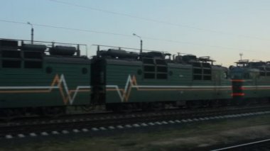 İstasyonda duran elektrikli lokomotif tren penceresinden görüntülemek