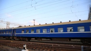 Yolcu dizel Tren İstasyonu yakınında rides