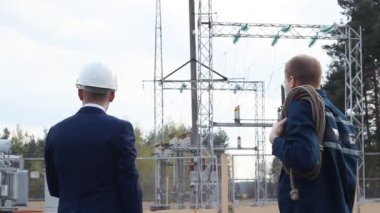 Patron işçi enerji santrali arka planı için komutları üzerinde eller