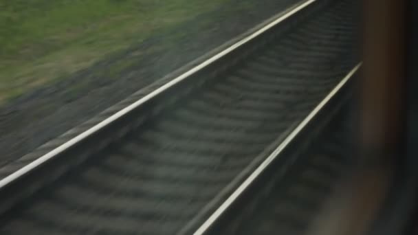 Vista desde la ventana del tren en los rieles — Vídeo de stock