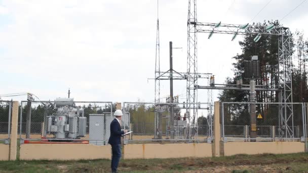 Инженер-инспектор проверяет электростанцию — стоковое видео