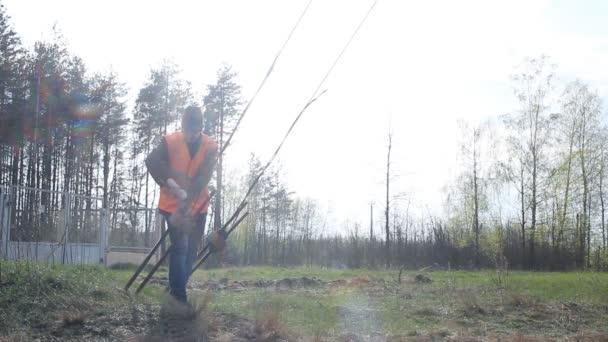 Werknemer in de jas signaal voert werk in de buurt van de kerncentrale — Stockvideo