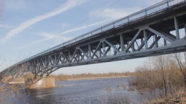Acil durum Nehri geçip köprü eski harap