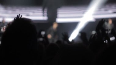 Şarkıcı sahne alanı'nda gerçekleştiriyor, insanlar bulanıklık ellerini sallıyorsun