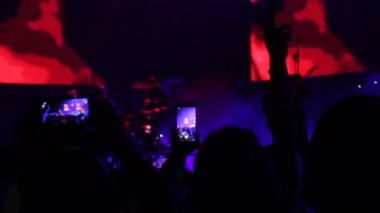 Seyirci bir konser telefon ve dalga üzerinde ellerini almak.