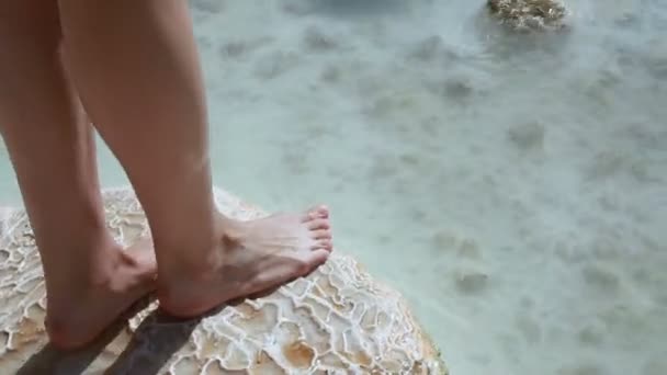 Niñas pies paso en el agua de las aguas termales — Vídeos de Stock