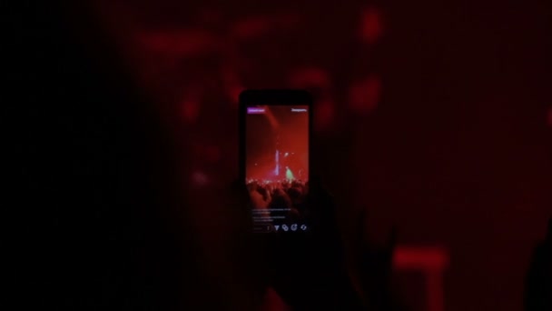 Chica toma un concierto por teléfono, de cerca — Vídeo de stock