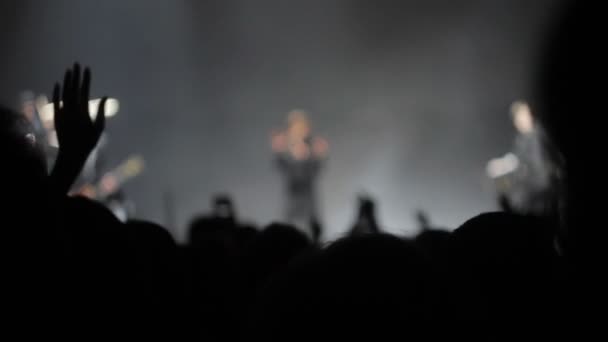 Sångaren utför på scenen, människor vifta sina händer, oskärpa — Stockvideo