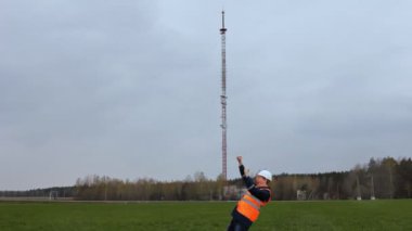 Çalışma Müfettiş Başkanı Telefon Kulesi, dans ediyor arka planı sevinir