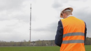 Müfettiş telefon kule üzerine notlar yazıyor