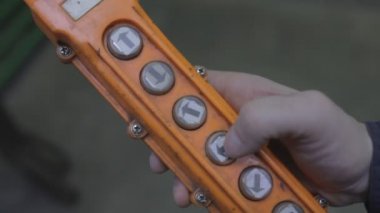 adam düğmeler uzaktan kumanda aletini presler yakın çekim