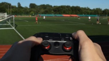 Adam arka plan stadyum ve futbol, oyun oyun oyun çubuğu düğmelerini tıkladığında yakın çekim