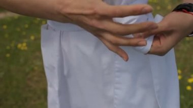 Doğa kravat bir elbise, beyaz kız Giydir