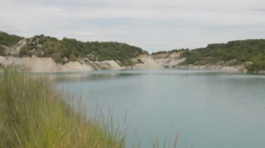 Yeşil, mavi, su ile güzel göl