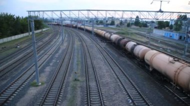 Yük treni köprünün altından, üstten görünüm rides