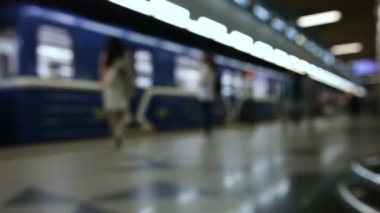 İnsanlar tren metro istasyonu ve bir arabaları yatılı için bekliyor