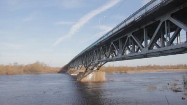Acil durum Nehri geçip köprü eski harap