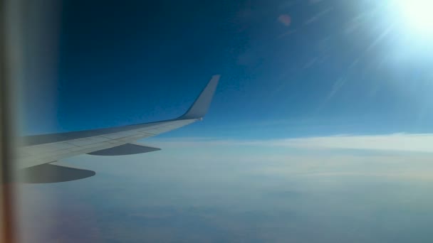 Avión vuela sobre las nubes — Vídeos de Stock