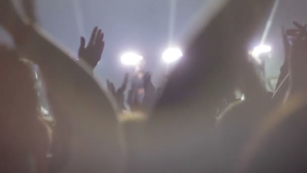 Os fãs acenam com as mãos para a batida da música no concerto — Vídeo de Stock