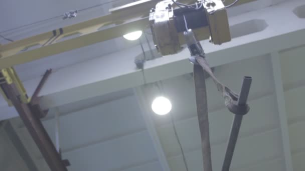 Produktion kran-beam telfer i verkstaden — Stockvideo
