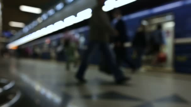 Τραίνο φτάνει στο σταθμό του μετρό και αναχωρήσεις, θολή φόντο — Αρχείο Βίντεο