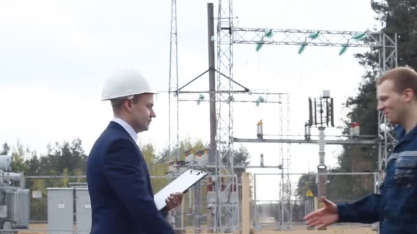 Il capo stringe la mano al lavoratore sullo sfondo della centrale elettrica — Video Stock