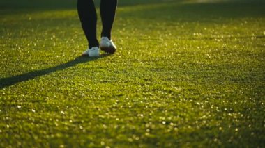 Rusya, Moskova - 27 Haziran 2018: futbolcu futbol sahası üzerinde amatör futbol oyun sırasında küçük stadyum üzerinde yürüyor