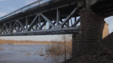 Acil durum Nehri geçip köprü eski harap