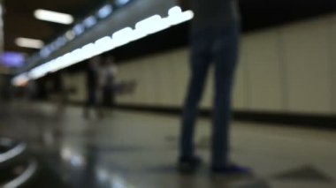 Trenler gelen Metro İstasyonu'na ve gidiş, bulanık timelapse