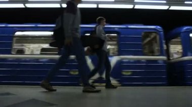Metro tren varmak Metro İstasyonu'na ve gidiş, timelapse