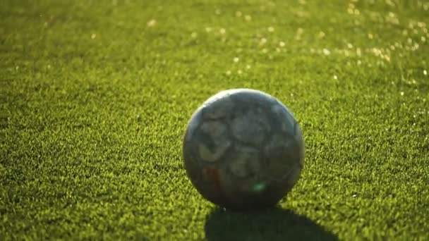 RUSIA, MOSCÚ - 27 DE JUNIO DE 2018: el pie de los jugadores patea la pelota durante el partido de fútbol amateur en un estadio pequeño — Vídeo de stock