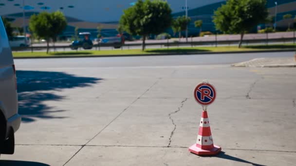 Nessun parcheggio auto, segno - è vietato parcheggiare — Video Stock